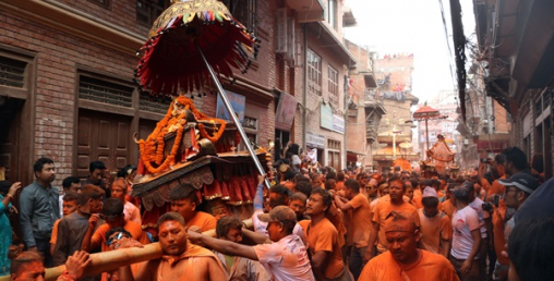 सिन्दुरले रङ्गियो मध्यपुरथिमि